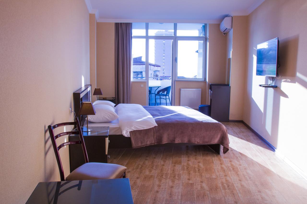 Pirosmani Mini Hotel Batumi Exterior foto
